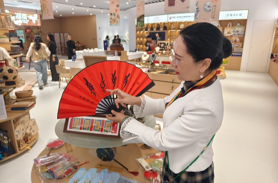 上海馆里用AI“种草”新消费，还有各省市“尖货”承包你的心动