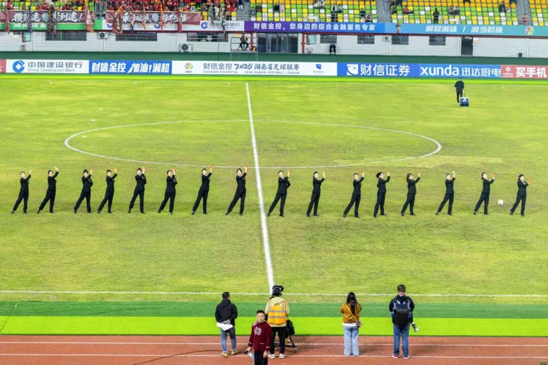 新法落地“第一球”！法官姐姐快板普法“踢”进湘超赛场