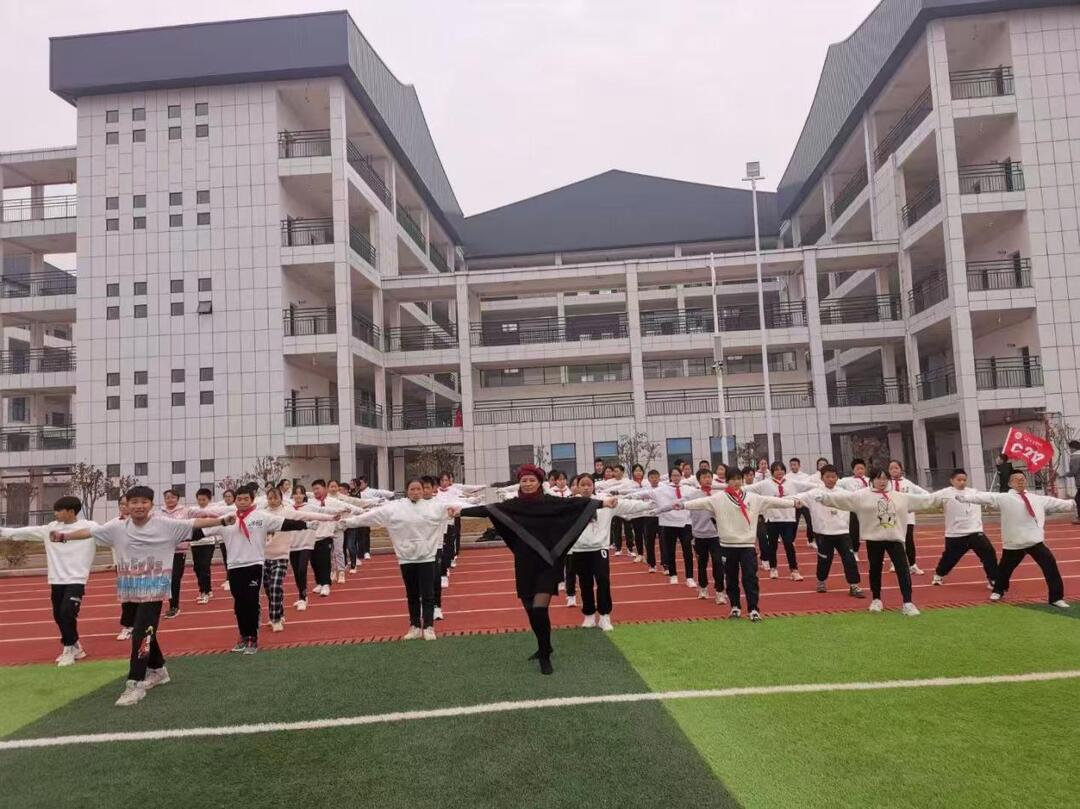 谱写坚守与创新的教育诗篇