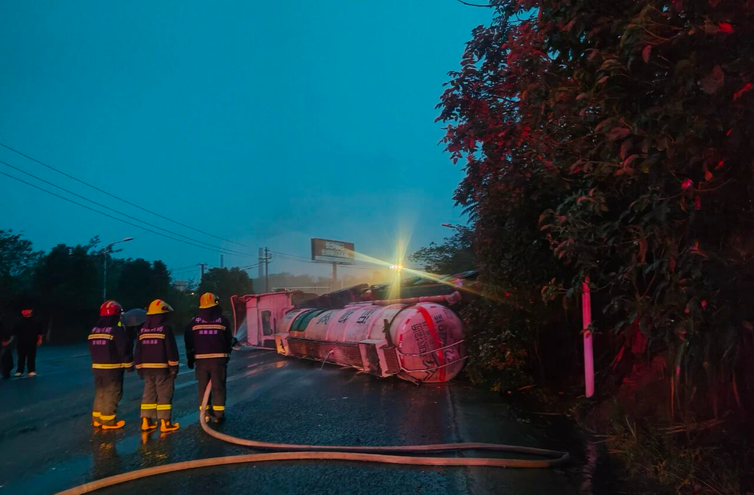 历时近4小时！湘潭消防成功处置一起液碱罐车侧翻泄漏事故