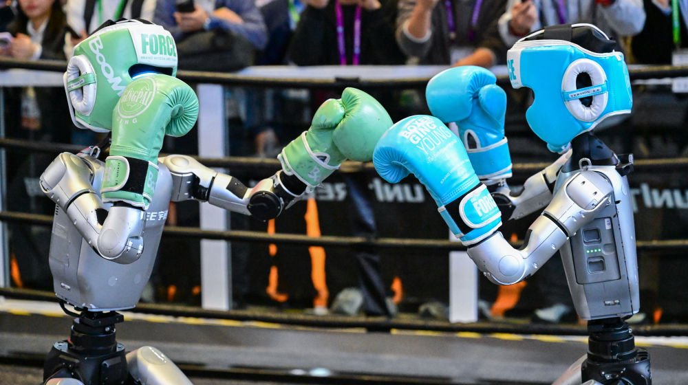 人形机器人格斗表演亮相进博会