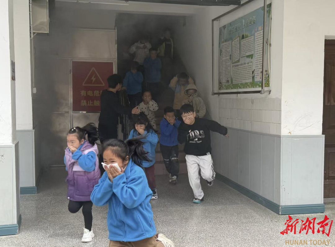 居安思危 警钟长鸣 武陵区卫门口小学举行消防应急疏散演练