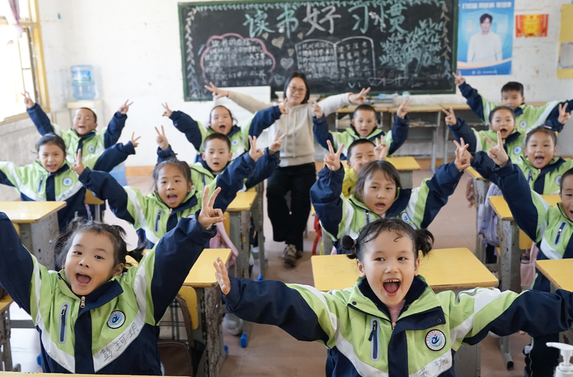 幸福笑脸映初心 对口帮扶暖山乡