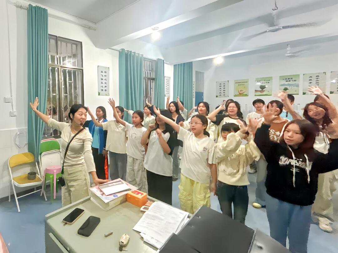 三塘联合学校松山中学留守儿童合唱团筹备音乐会