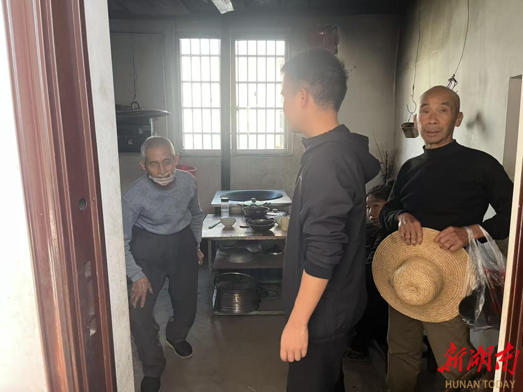 走访路上遇伤情 驻村工作队暖心救助