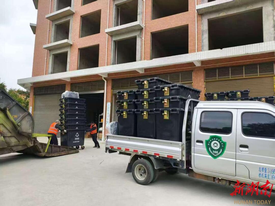永州冷水滩区环卫和园林中心：为城市“家具”做美容 让垃圾桶“颜值”提升