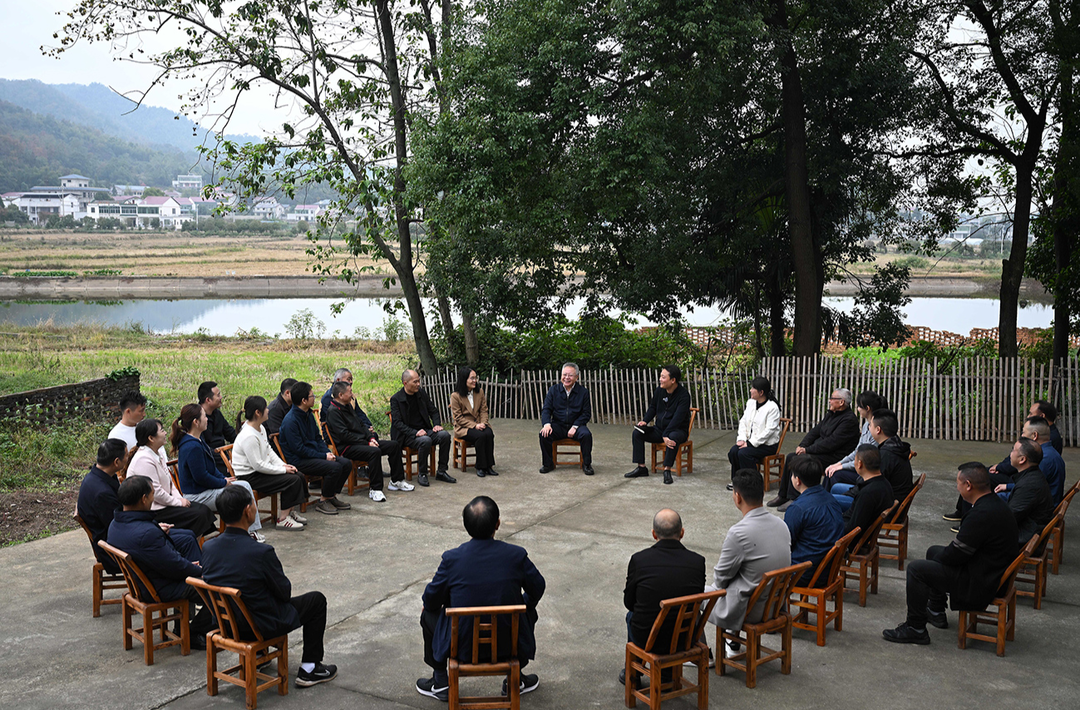 沈曉明在益陽市碧云峰村宣講黨的二十屆四中全會精神