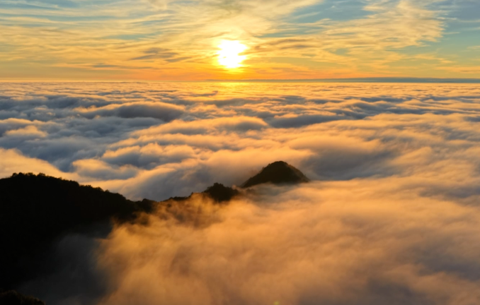 云端仙境回龙山 日光云海皆浪漫