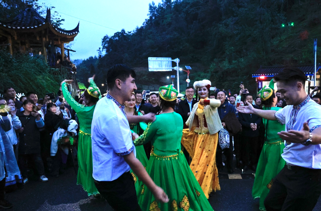 跨越3000多公里的“走亲”！花垣县十八洞村携手新疆“亲戚村”共绘民族团结新画卷