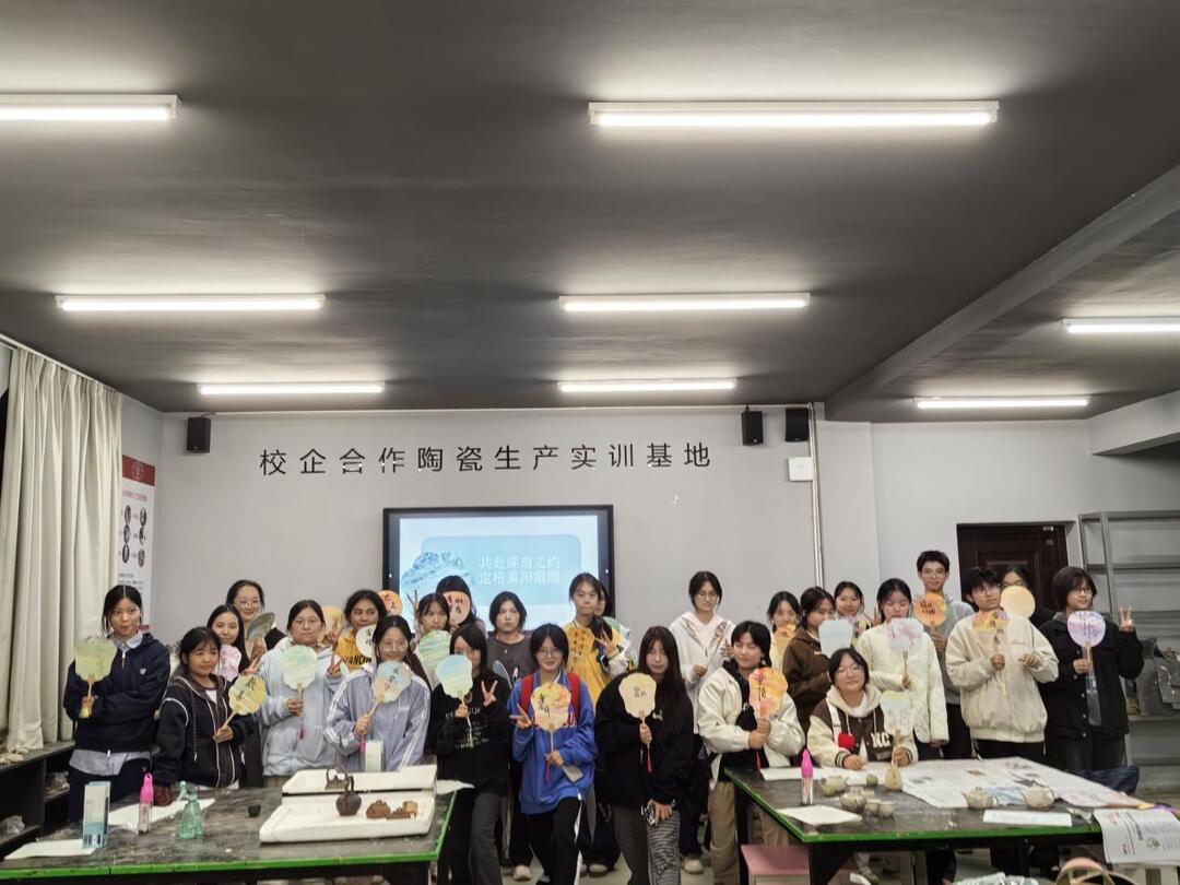 长沙民政职院艺术学院：漆扇传情暖重阳 