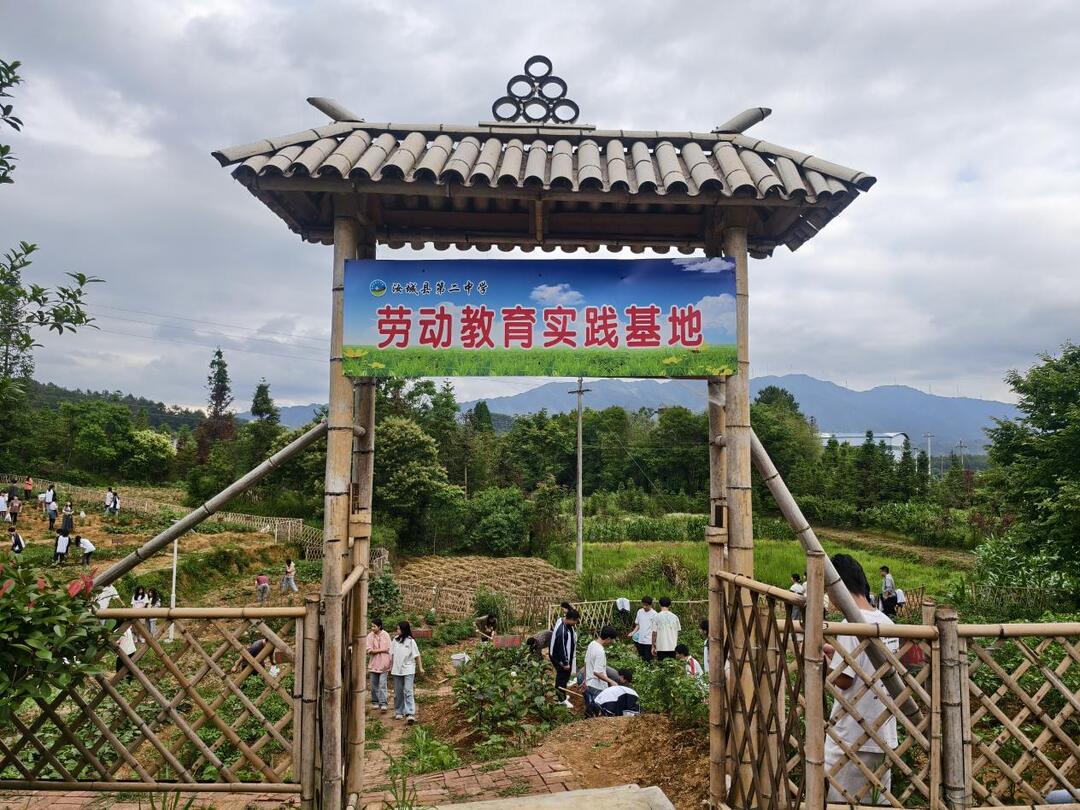 汝城县第二中学劳动教育课“滴汗冒珠”