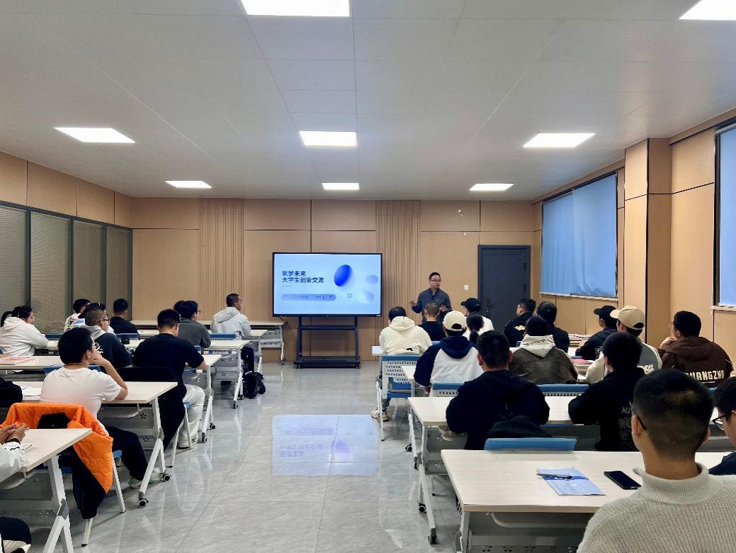 校友做客“创业微讲坛”，为学弟学妹“划重点”