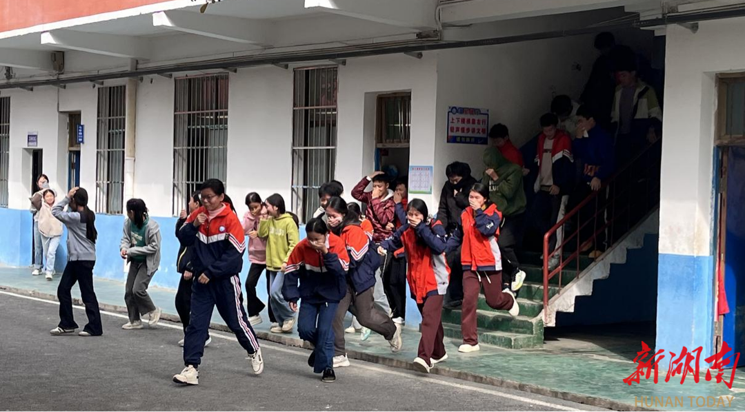 邵阳县金称市镇中学举行秋季消防应急疏散演练