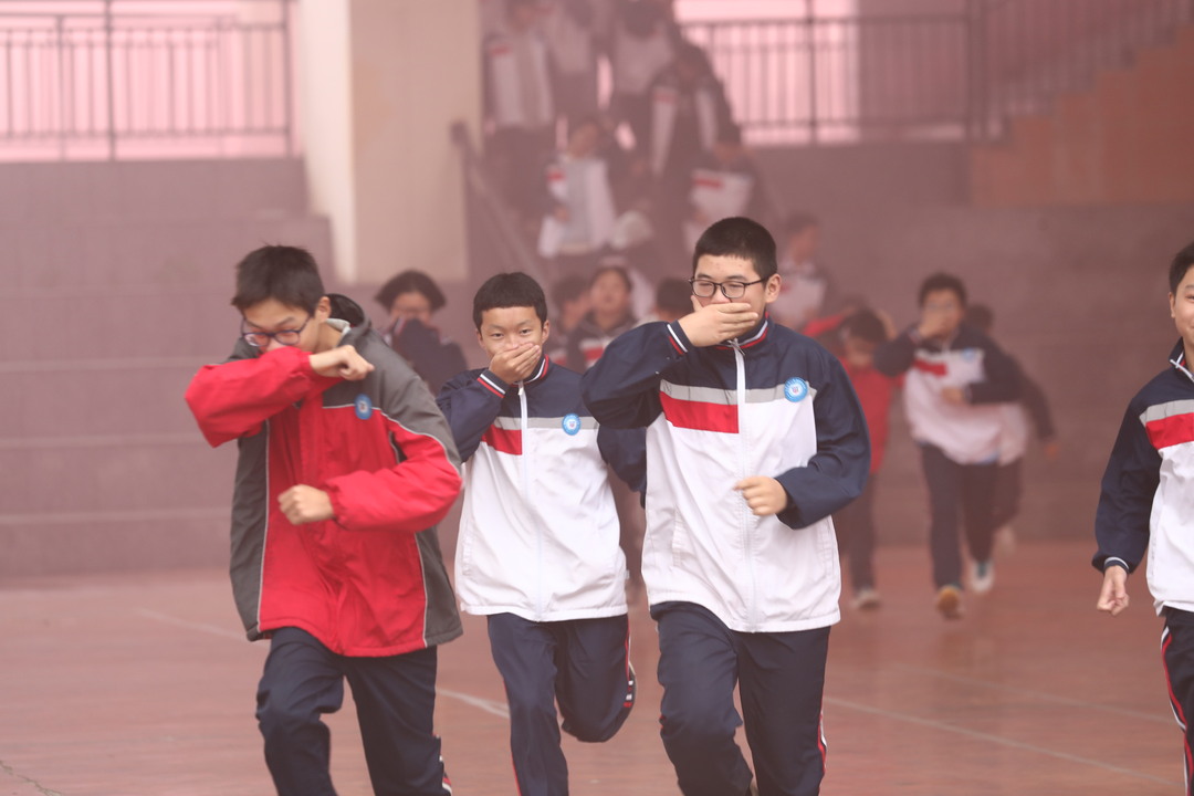 7分31秒完成生命接力：洞口思源实验学校应急演练筑牢校园“安全墙”