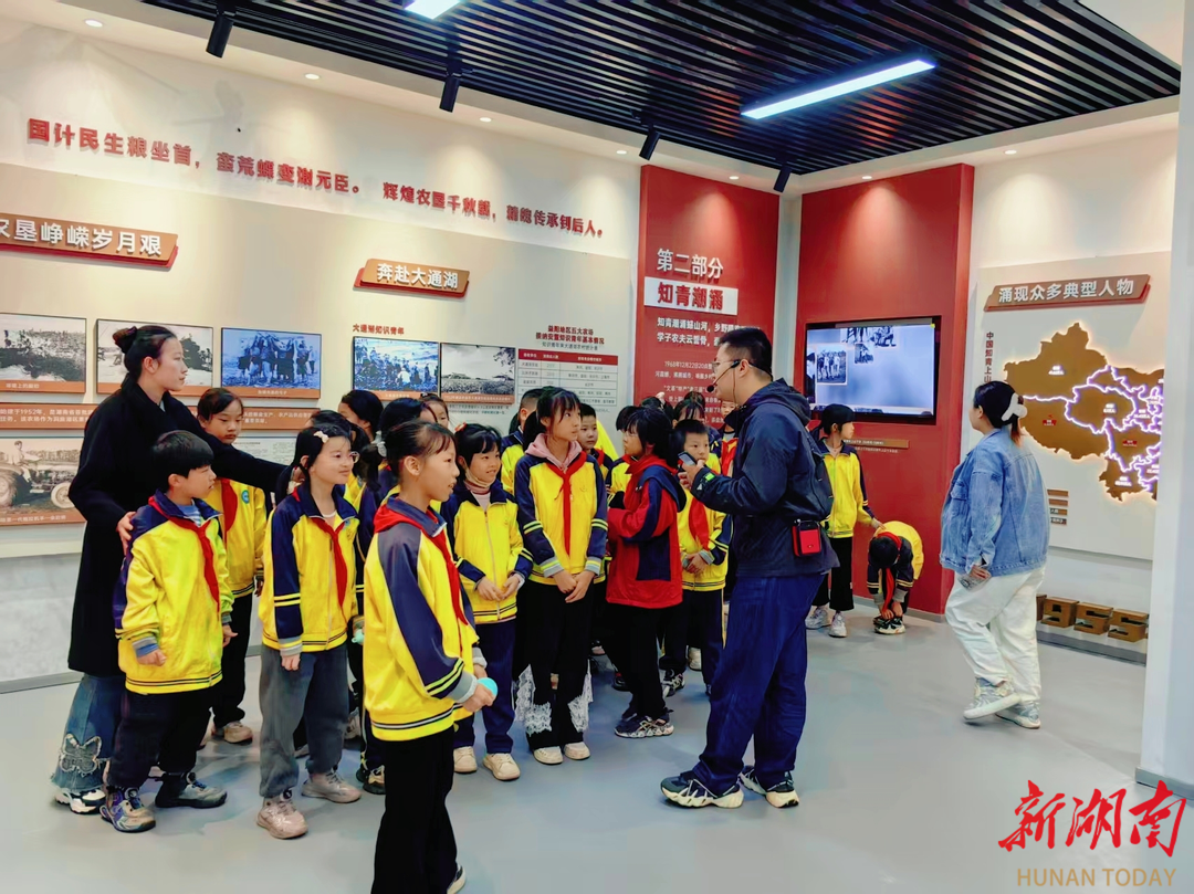 双手举起沉甸甸的农具，大通湖区北洲子镇这堂“实景思政课”走心了！