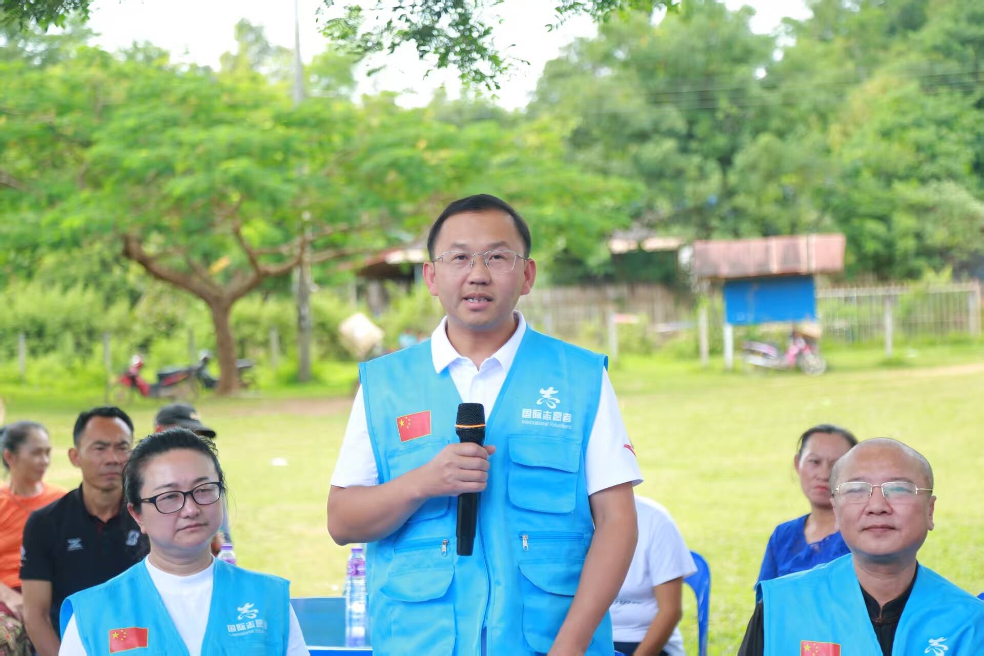 ​跨山越海递温情 怀化志愿者再赴老挝续写公益佳话