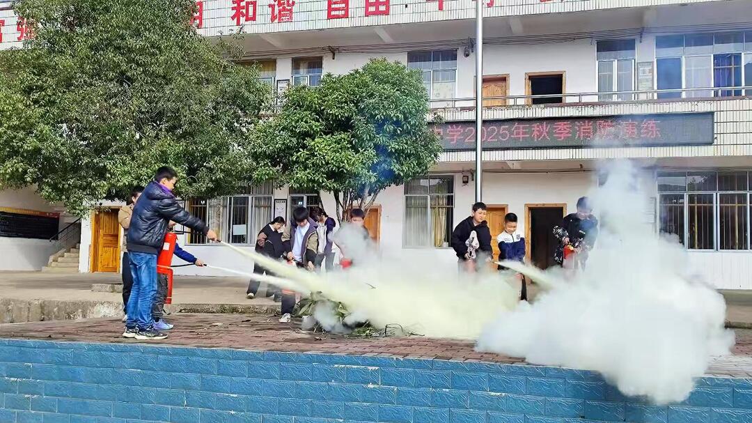 永州市零陵区珠山镇中学举行2025年下期消防应急疏散演练