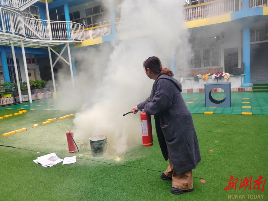 沅江市中心幼儿园：消防“童”行 安全护航