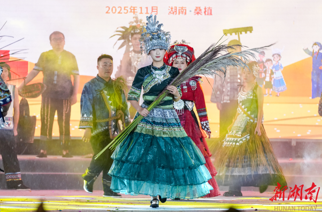 石榴同心⑫丨“泥腿子”T台走出文化自信