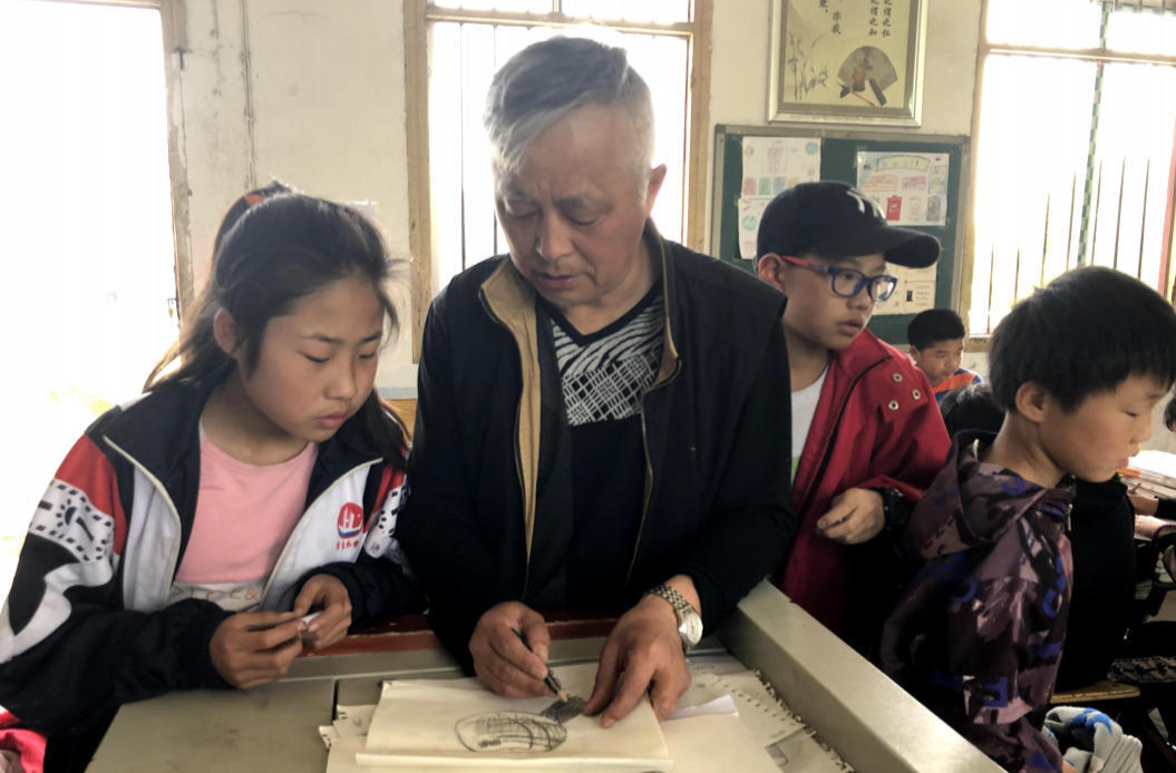 老艺术家刘纯：扎根乡村学校“种”文化