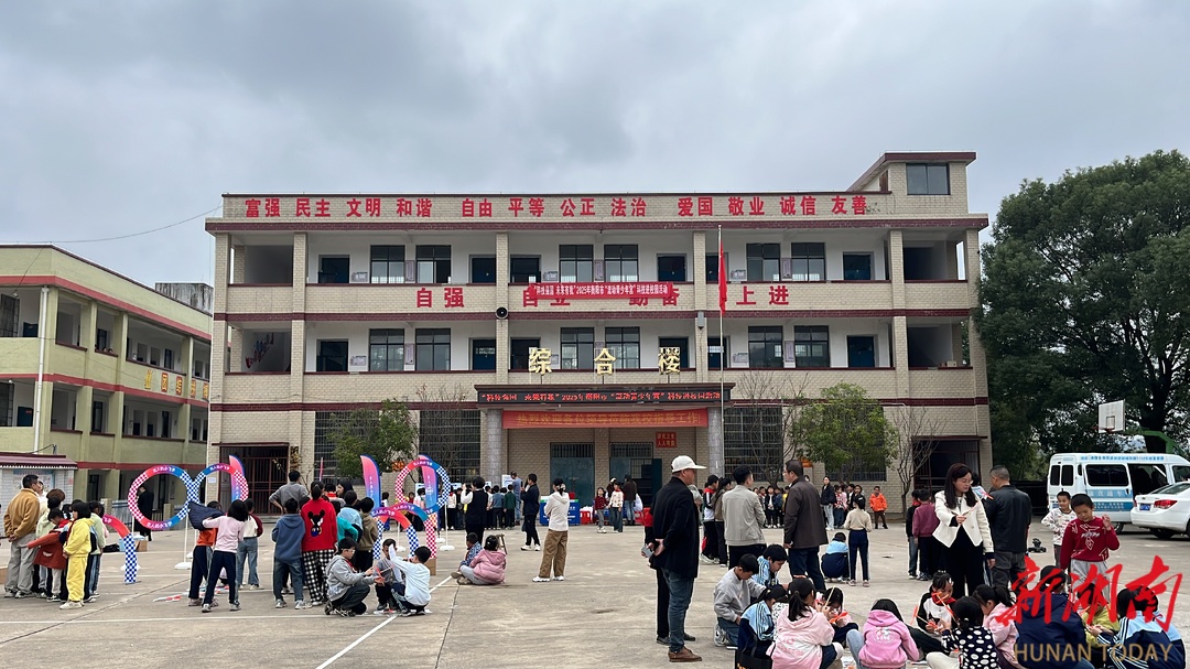 “流动青少年宫”走进乡村校园，科普热潮点燃科学梦想！