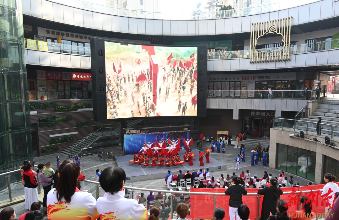 和美长沙·万人共舞 长沙全民健身节暨第十二届“杜鹃花”万人广场舞同跳活动开福起舞