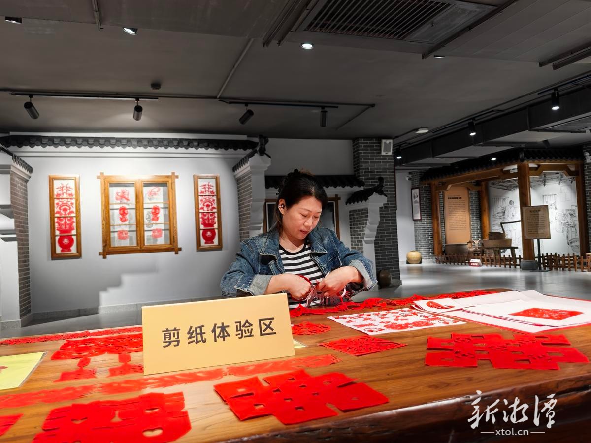 湘潭县剪纸传承人冯程程：剪刀裁春四十载 纸上生花跃世界