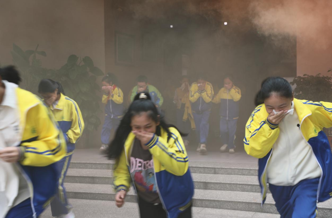 以“练”筑防、以“讲”促学，石鼓区人民路小学举行消防应急疏散演练