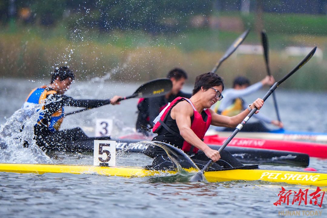 2025中国皮划艇公开赛长沙开赛 百余名选手梅溪湖逐浪竞风流