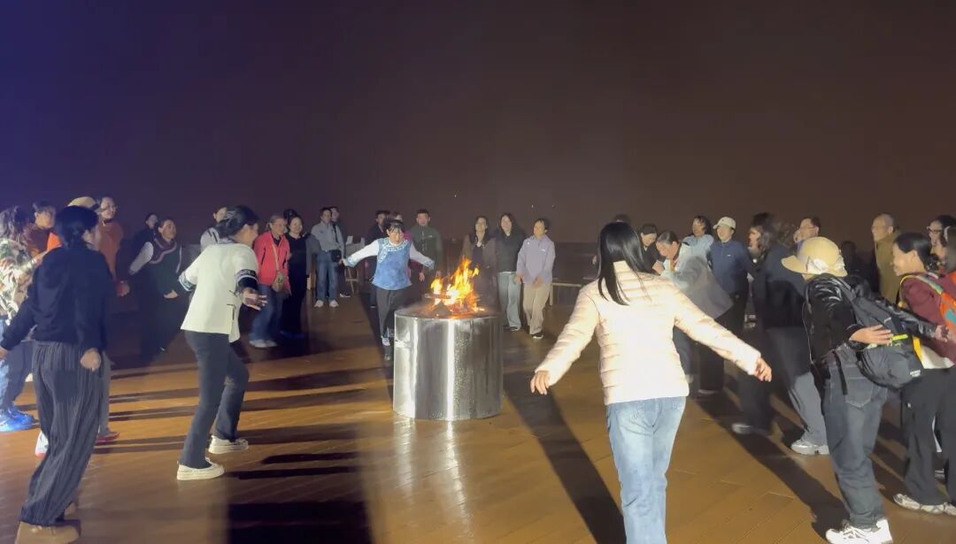 首批香港游客夜宿阿巴砦 篝火云海间感受桑植魅力