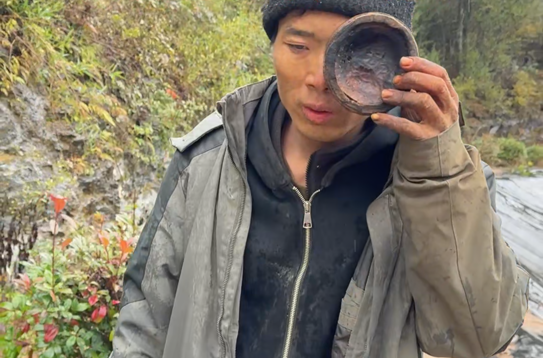 荒野求生第32天，93号选手杨雪因伤退赛，只带走了队友“二老板”留下的最暖的“纪念品”