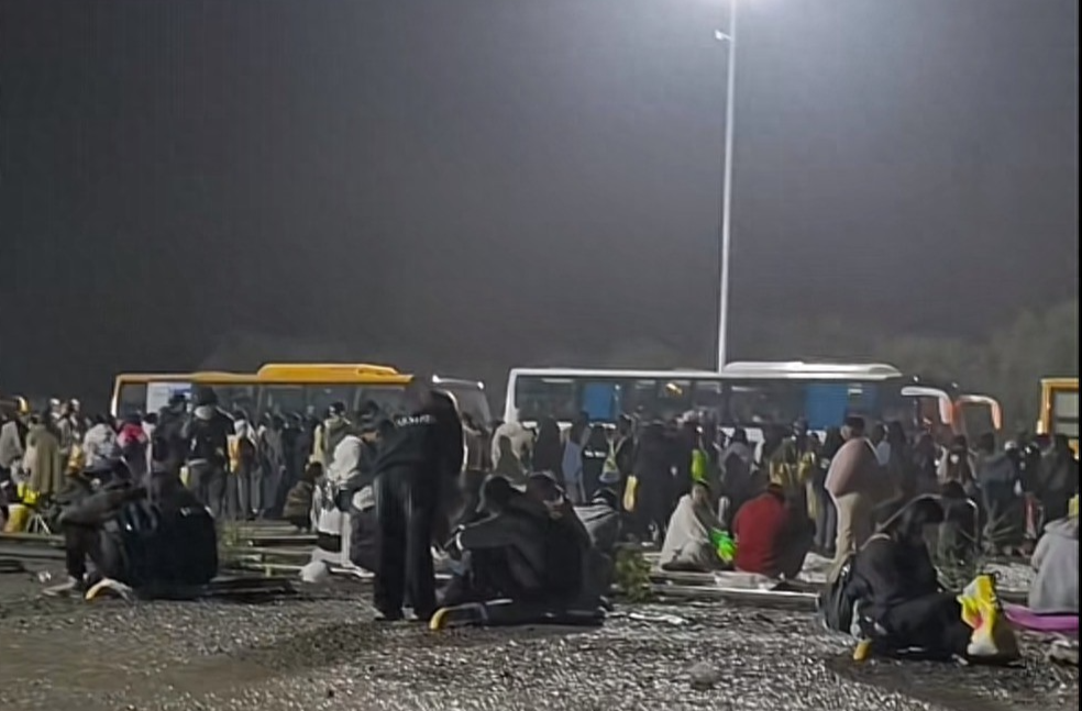 南京音乐节后游客滞留却先送走工作人员？最新回应：确实存在接驳车延误