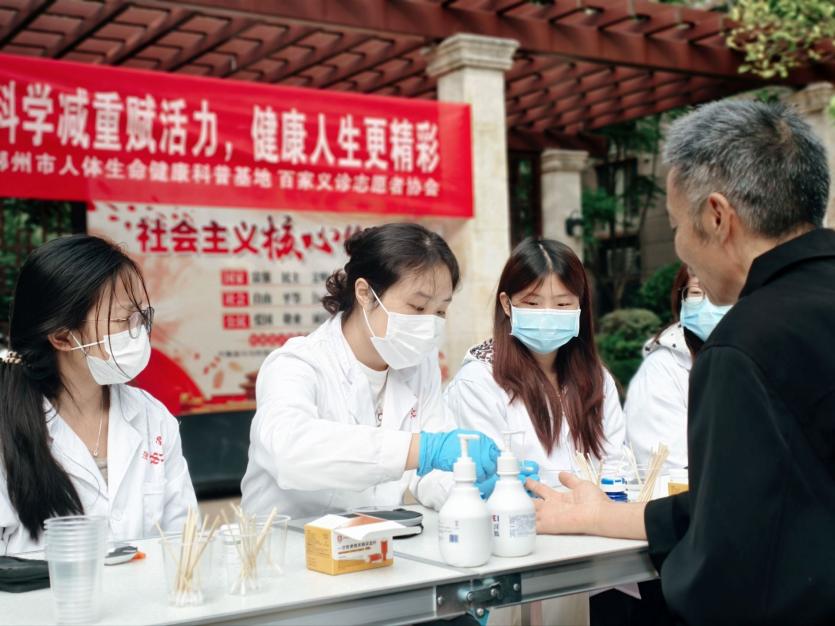 家门口见名医，湘南学院义诊暖民心