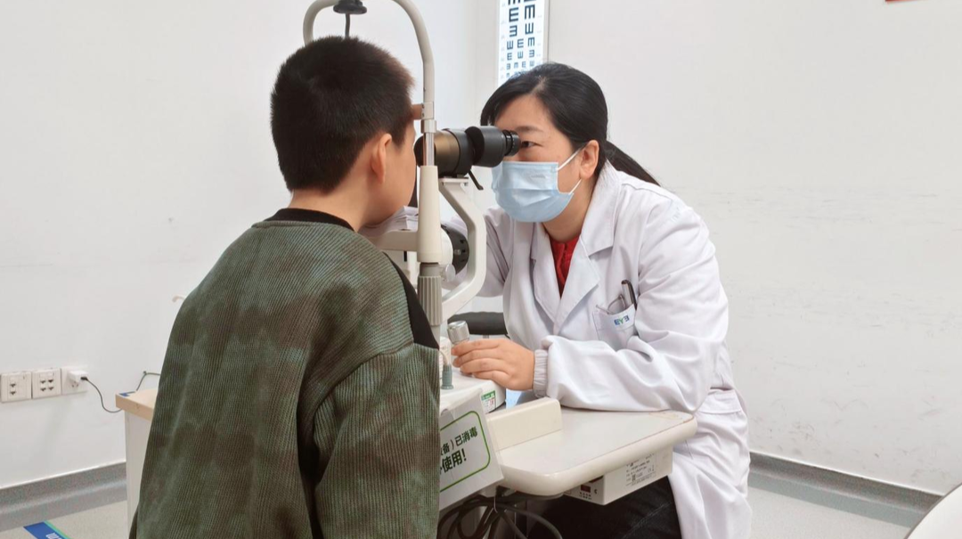 危险！10岁男童玩水枪被击中左眼，夜间剧痛急诊住院！专家提醒：眼外伤别瞎处理，赶紧就医！