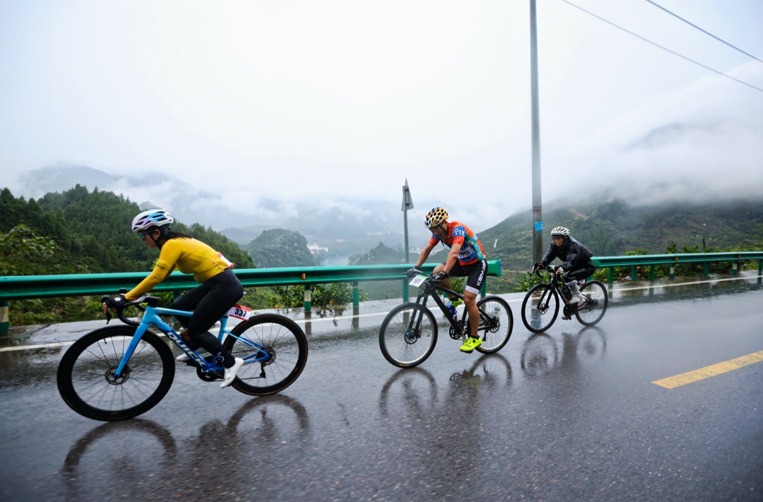 爬坡+竞速，“大美里耶・云端上的骑行”两日双赛绘就文体旅融合新图景