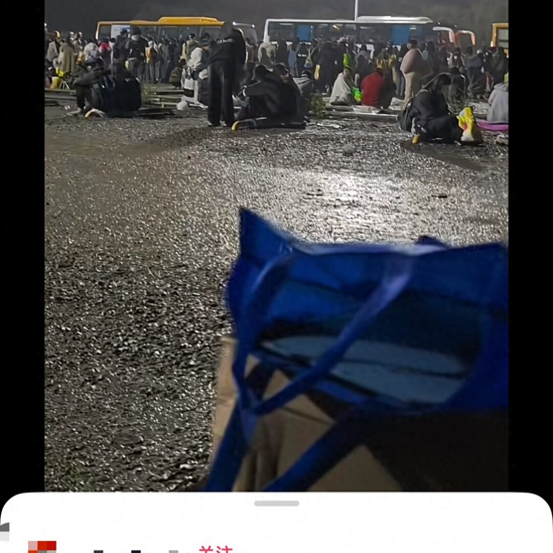 南京音乐节后游客滞留却先送走工作人员？最新回应：确实存在接驳车延误