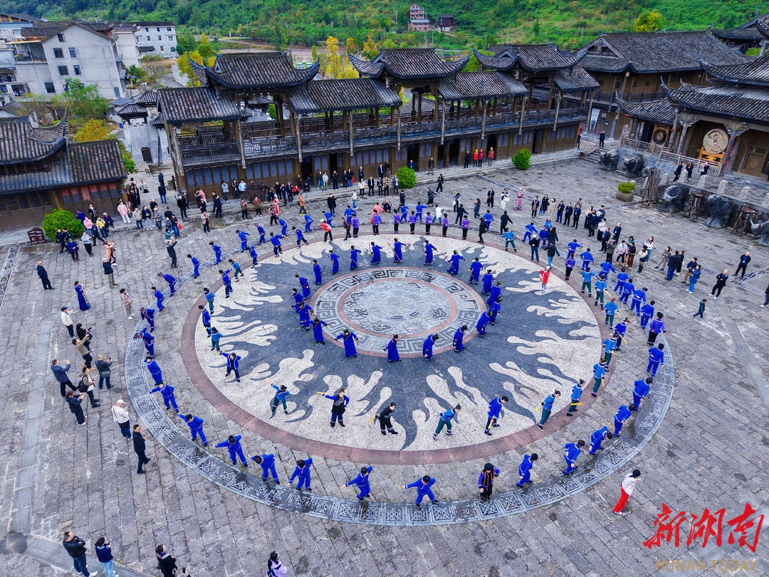 土家摆手舞引客来@湖南日报