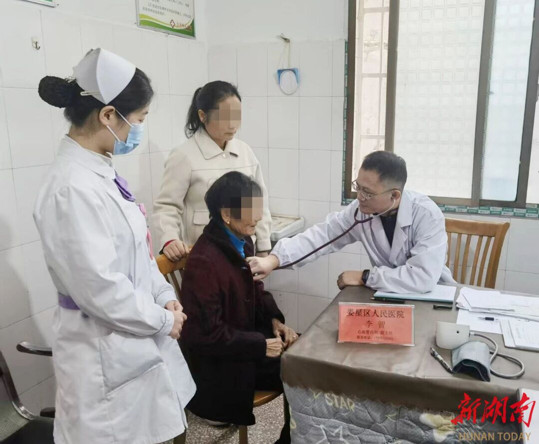 娄星区巡回医疗队走进水洞底镇守护老小健康