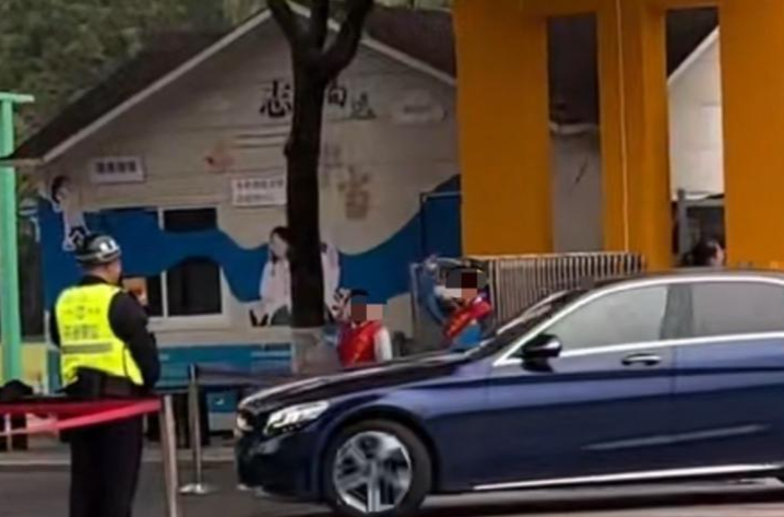 观点 | 校门口的敬礼为何让人不安