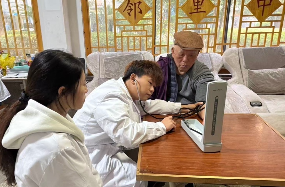 情系桑榆·医教同行——长沙民政职院医学院教工一支部开展社区爱老助老健康服务活动