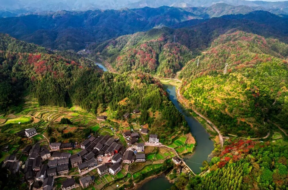 又到红叶烂漫时：你的镜头里，捕捉到哪片湖湘红叶？