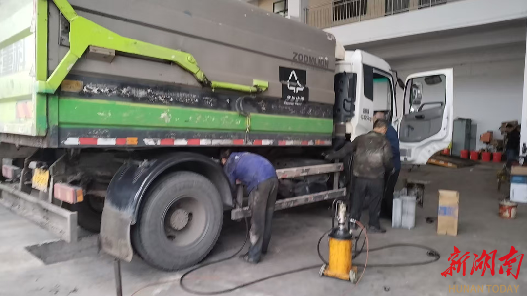 【首位度·洁绿行】冷水滩区环卫和园林中心紧绷安全弦 车辆检修护航攻坚行动