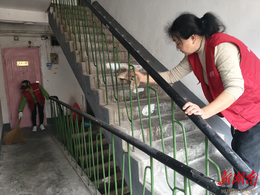 长沙桐荫里社区：邻里同心齐动手，老旧楼栋焕新颜