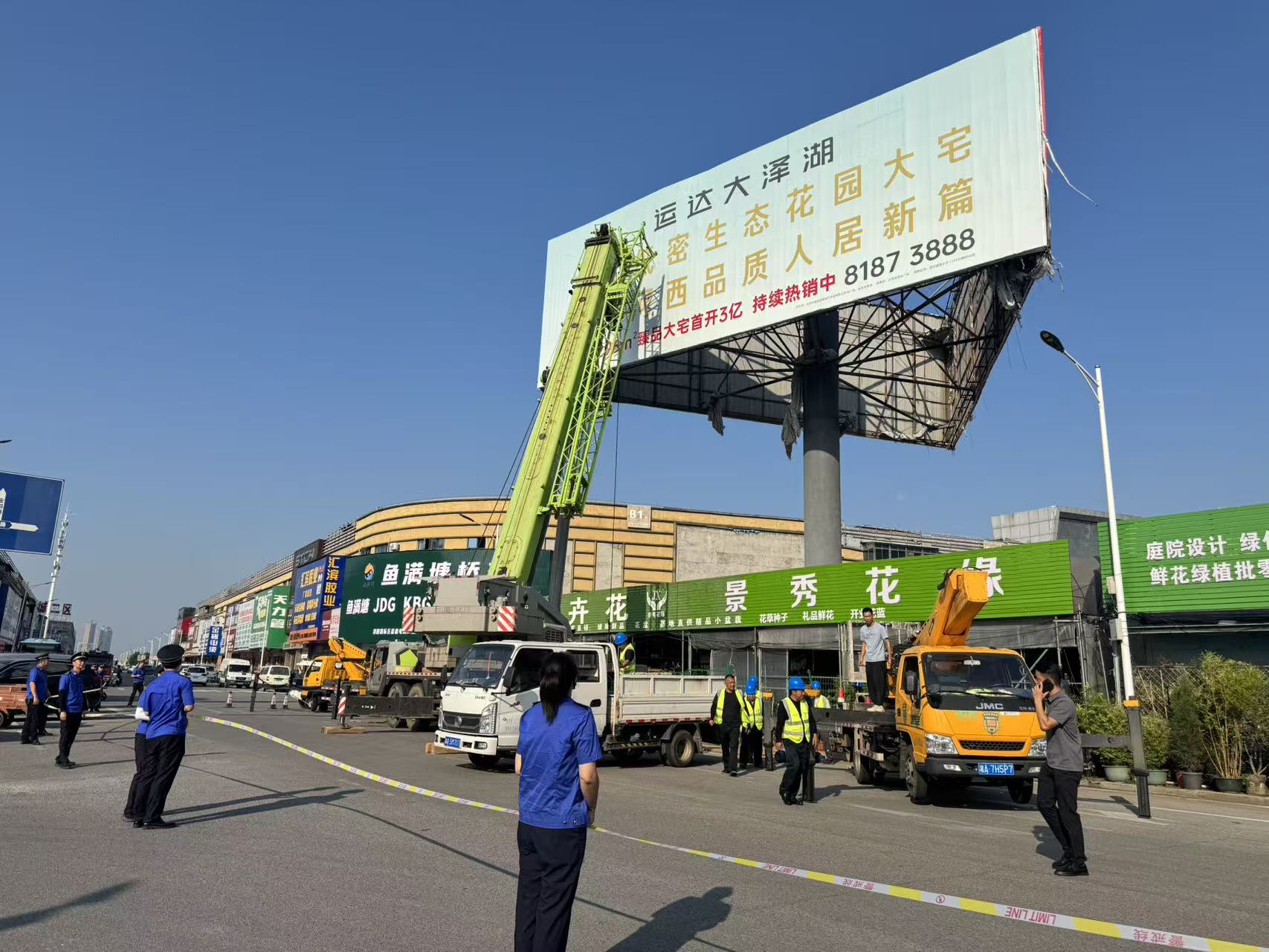 望城区打响违规户外广告整治“攻坚战”