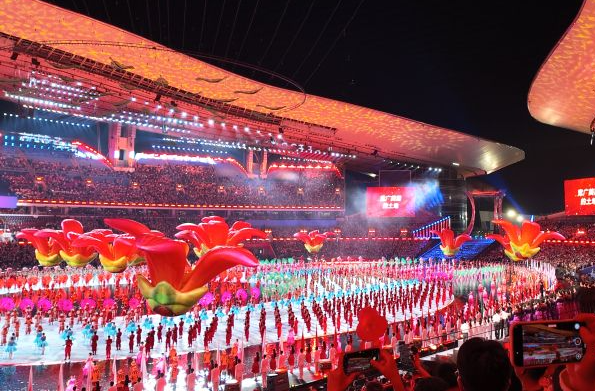 双语新闻｜点亮大湾区拼搏时刻！“长沙智造”闪耀十五运会开幕式