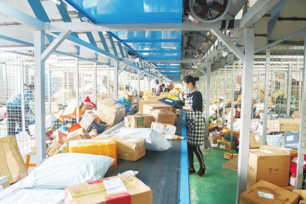 娄底市娄星区客货邮分拣中心智能化分拣现场|湖南日报·图片新闻