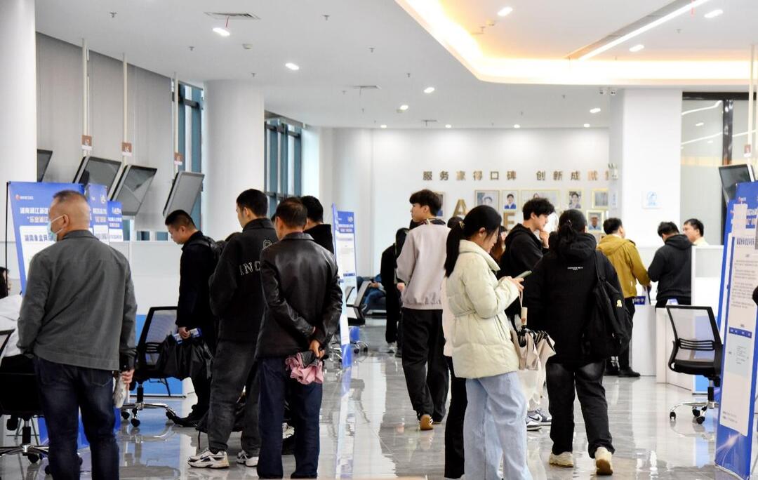 50余家重点企业齐聚尖山湖，“乐业湘江”招聘日让求职更安心