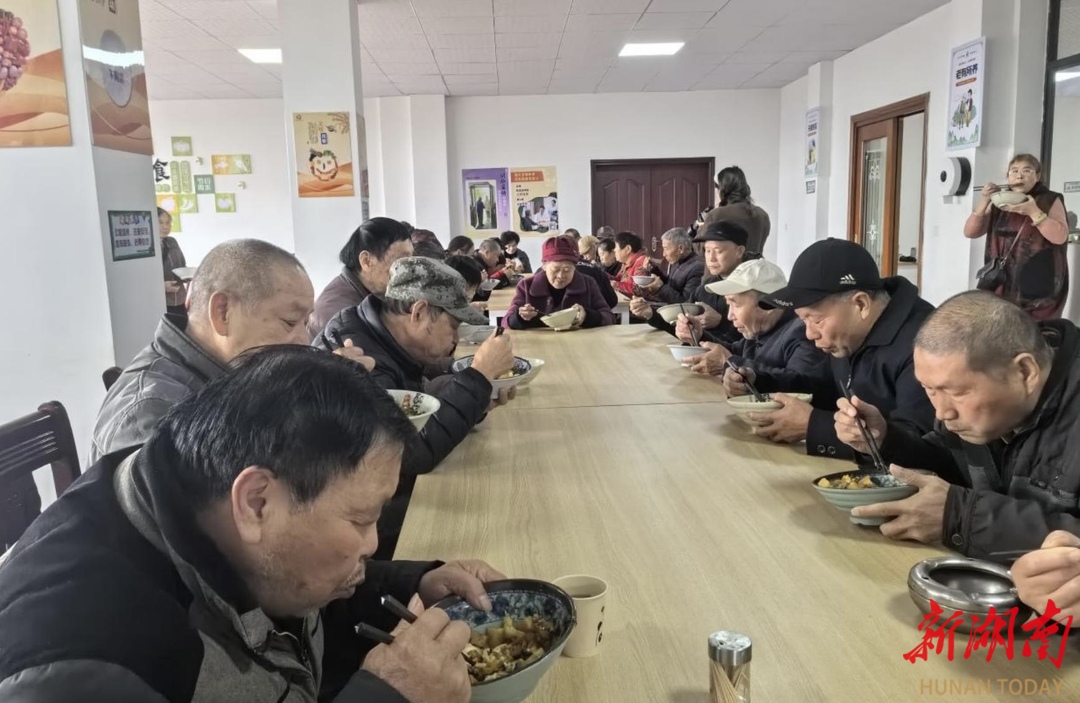 四中全会精神在基层 | 老人“刷脸”即享暖心餐@湖南日报
