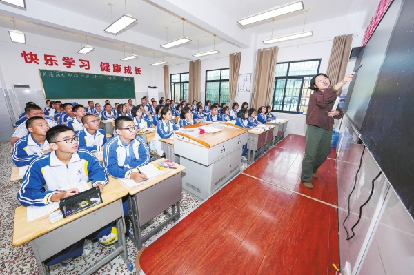 “十四五”期末考试民生答卷来了⑪｜6年前“没人愿来”，现如今“家门口上好学”，张家界澧兰中学——曾经坐不满的教室热闹了