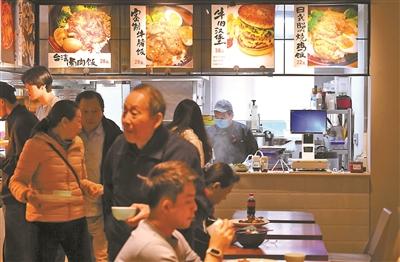 单位食堂开放 飘出便民烟火气